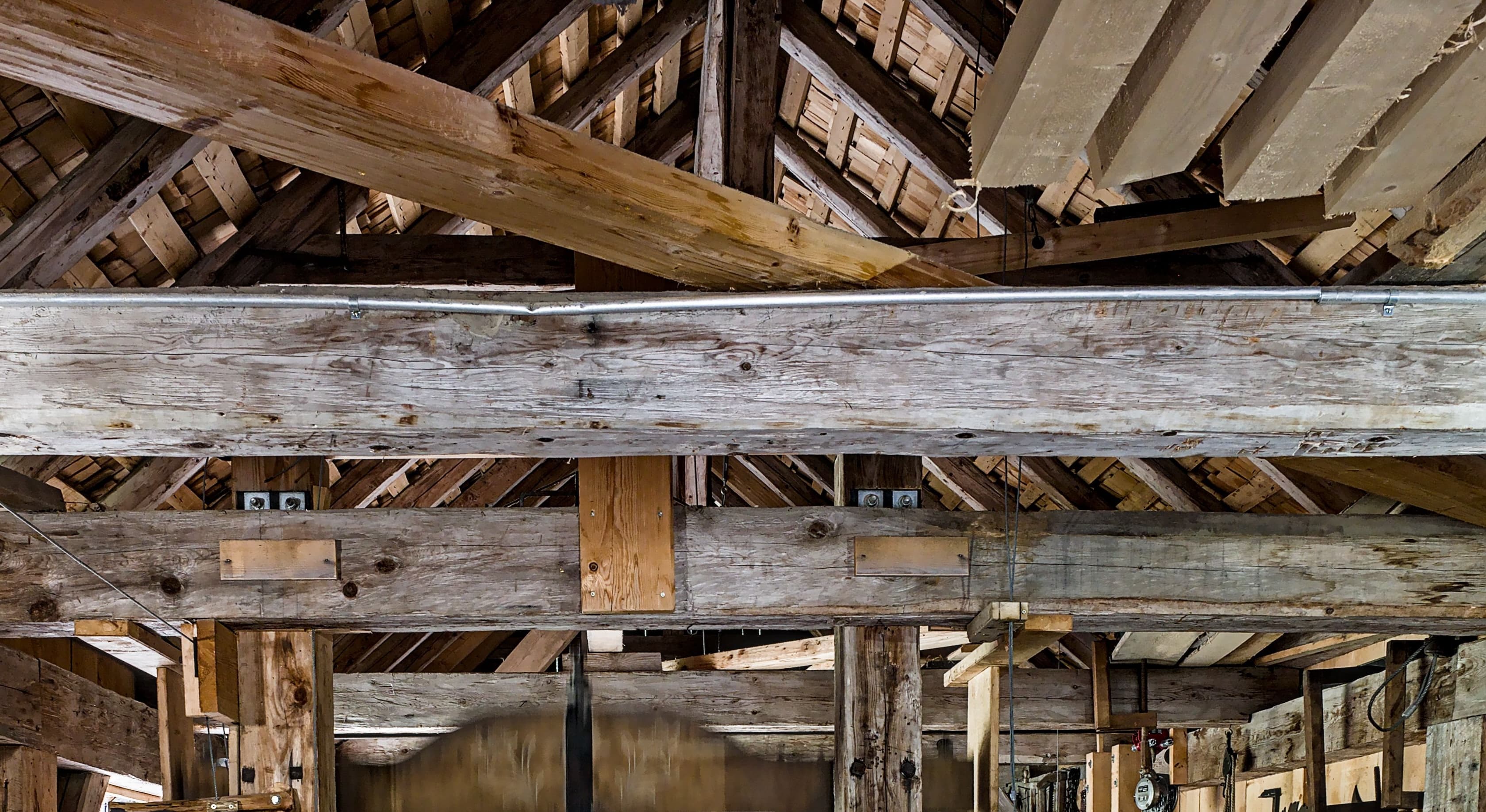 5 signes que votre charpente a besoin d'une inspection. Guide pour propriétaires en Suisse romande